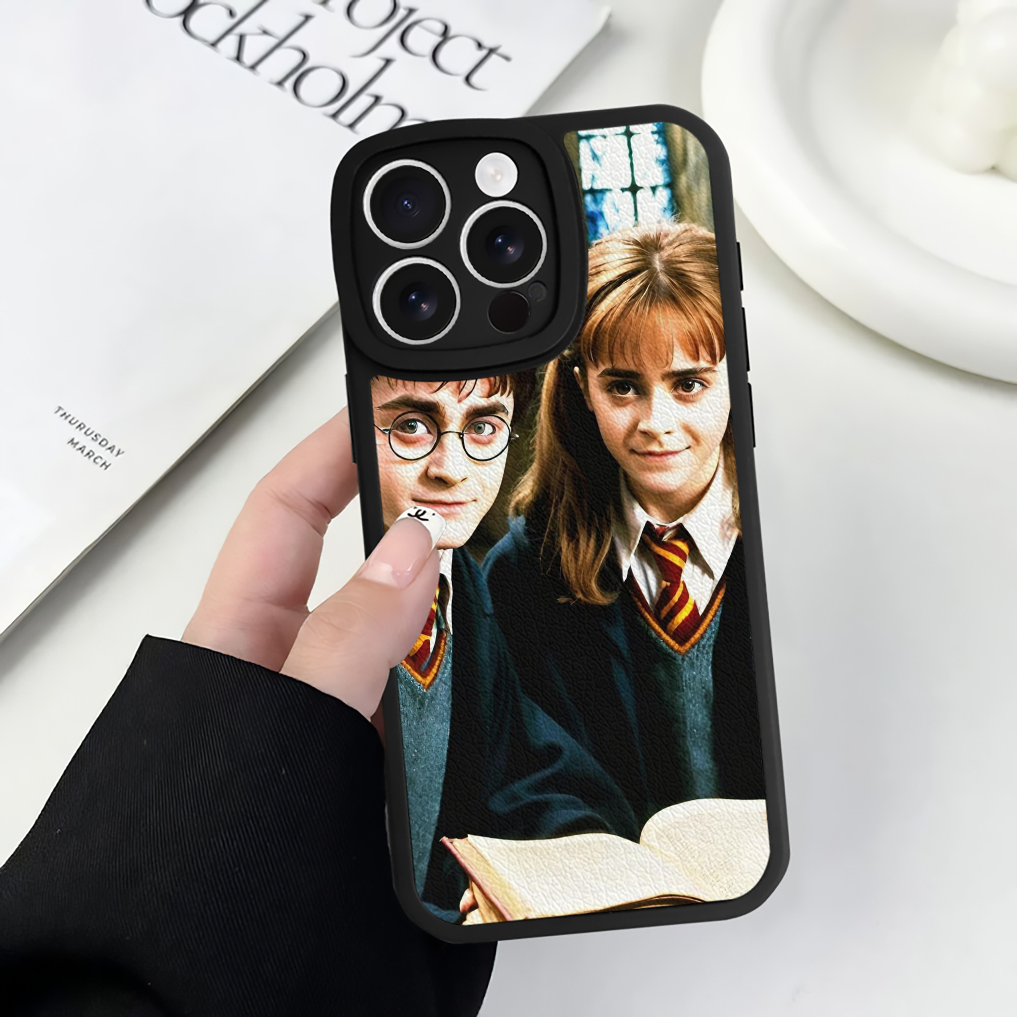 （画像用） Harry Potter ハリー・ポッターシリーズ 【iPhone 16シリーズ対応】シリコンスマホケース（レザー調） 材質：シリコン